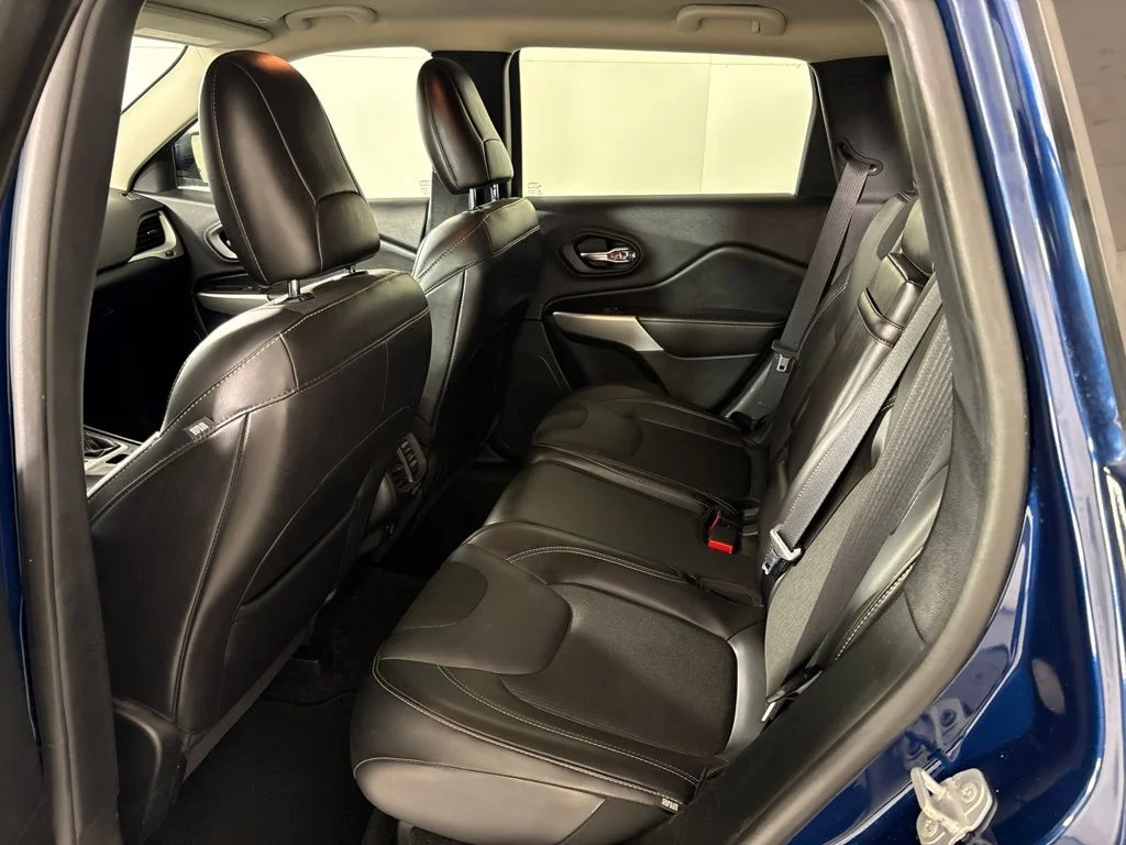 Used 2018 Blue Jeep Latitude Plus image 18