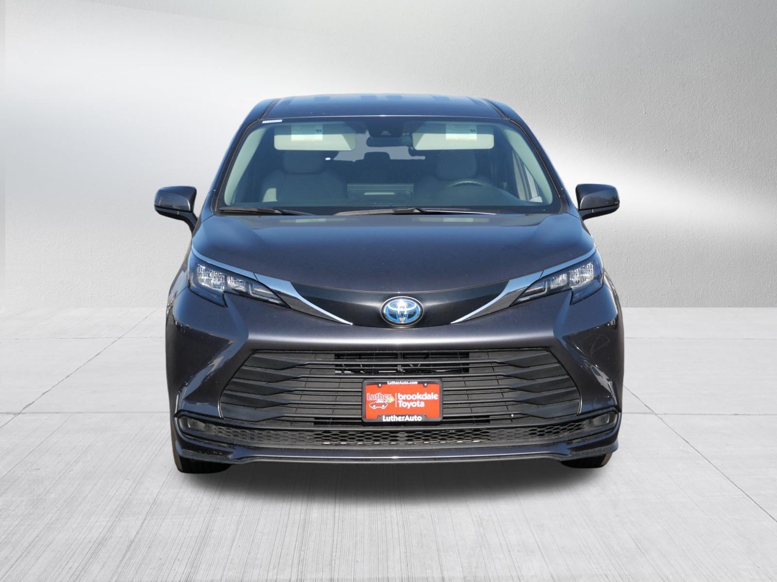 Used 2025 Toyota Sienna LE with VIN 5TDKSKFCXSS205695 for sale in Brooklyn Center, Minnesota