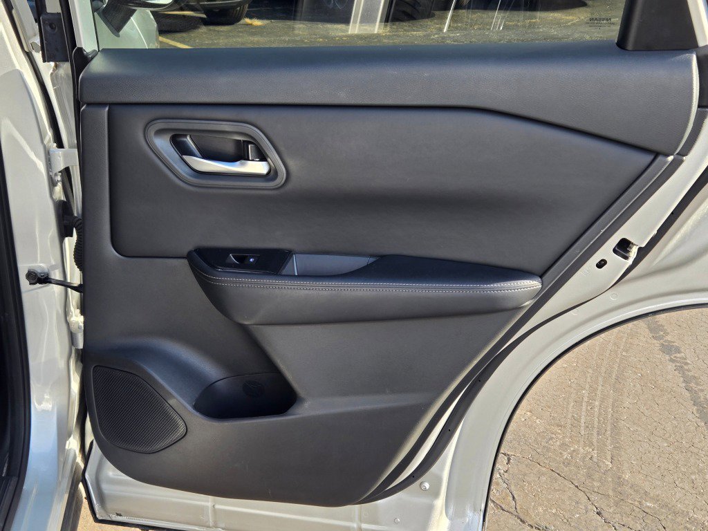 2025 Nissan Rogue SV - Photo 8