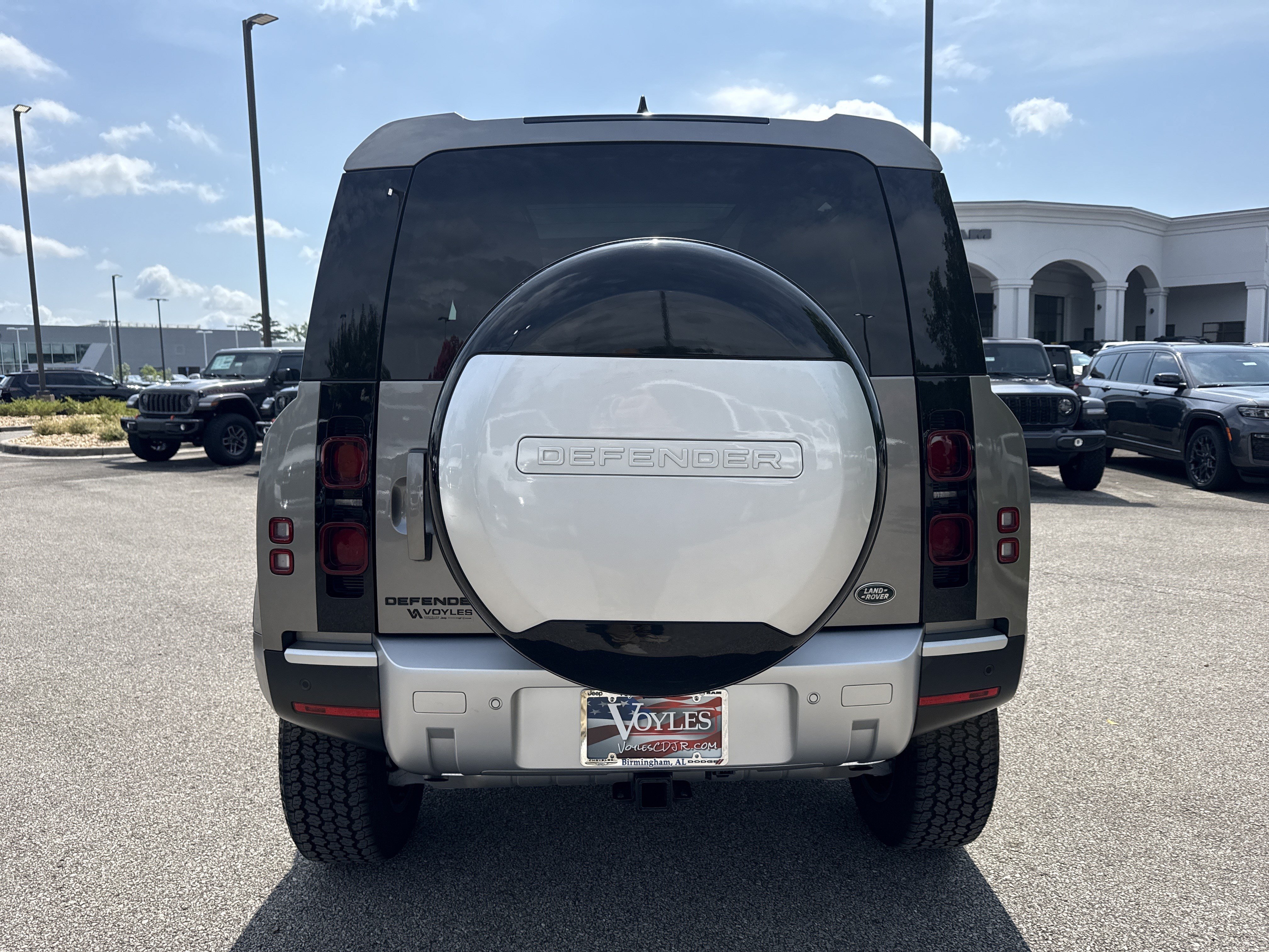 Used 2023  Land Rover S image 7