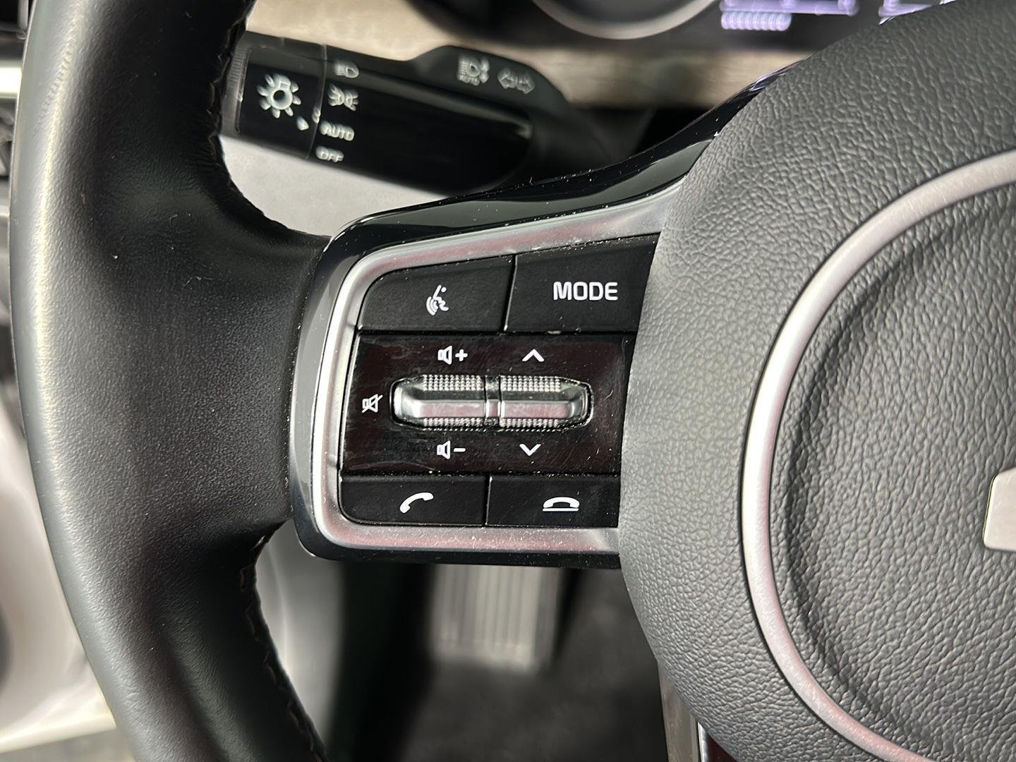 Used 2022 Glacial White Pearl Kia  image 26