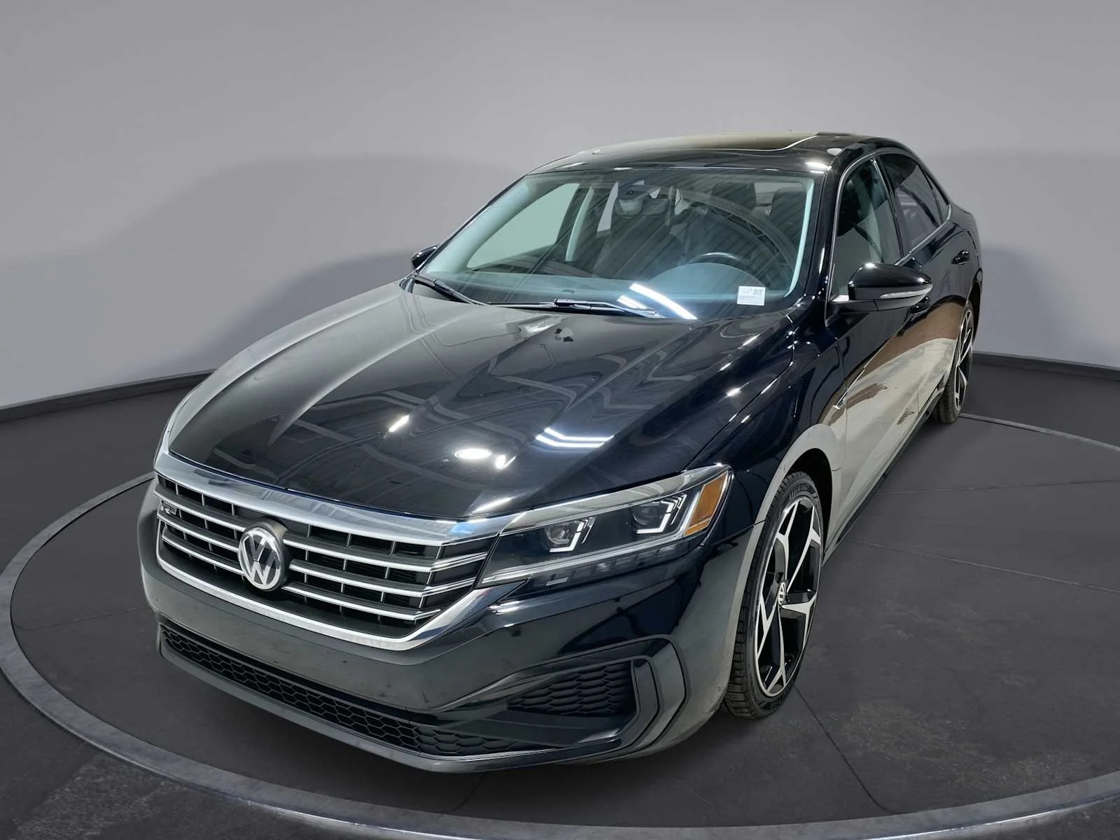 2020 Volkswagen Passat 2.0T R-Line Auto's photo