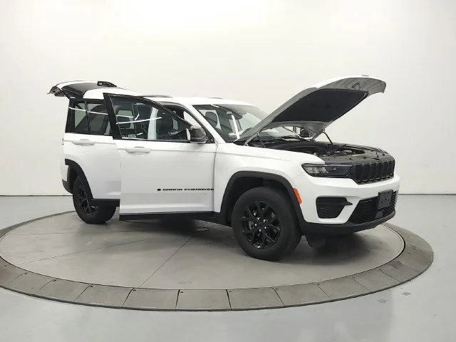 Used 2024 White Jeep Altitude image 10