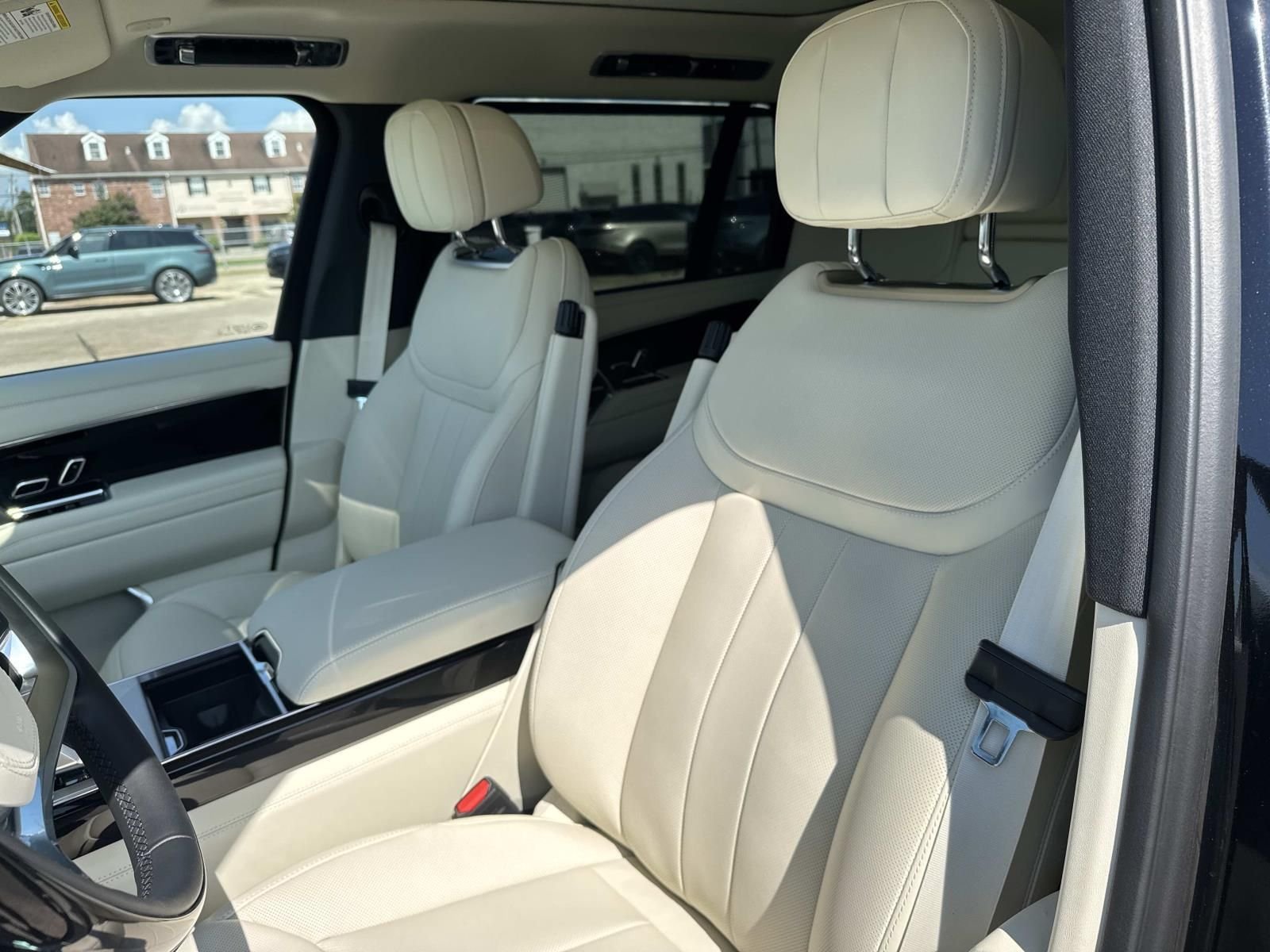 New 2026 Santorini Black Land Rover SE image 10
