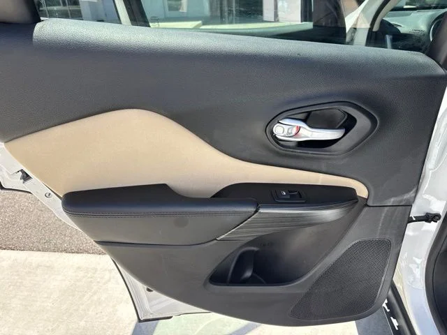 Used 2015 White Jeep Latitude image 19