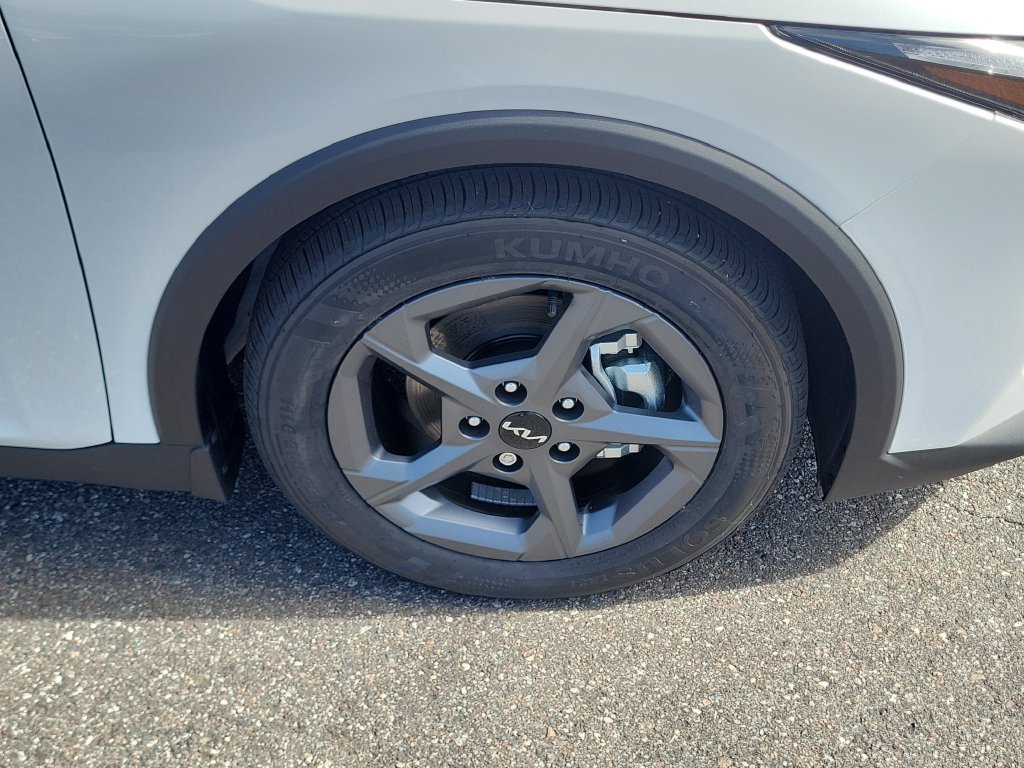 New 2026 Snow White Pearl Kia LXS image 37