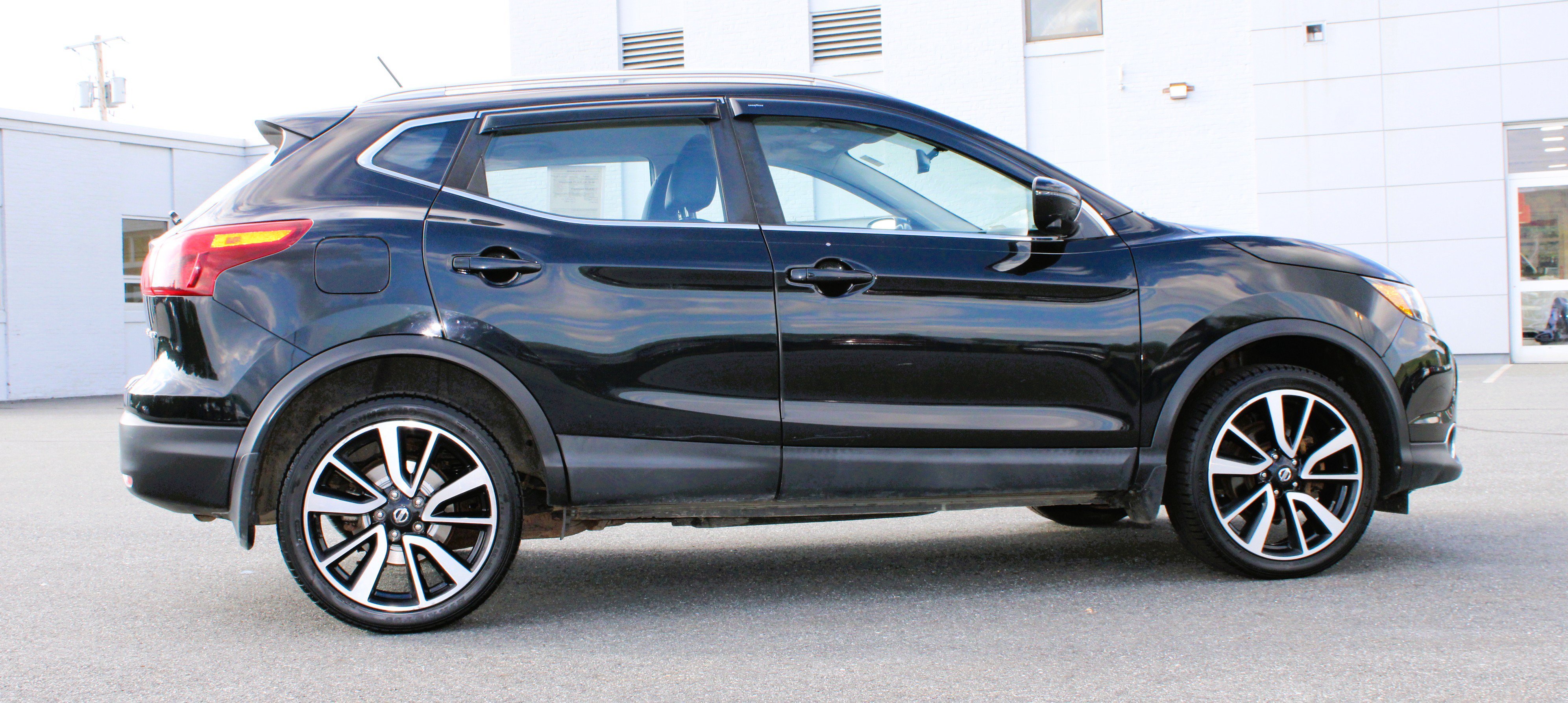 Used 2017 Magnetic Black Nissan SL image 6