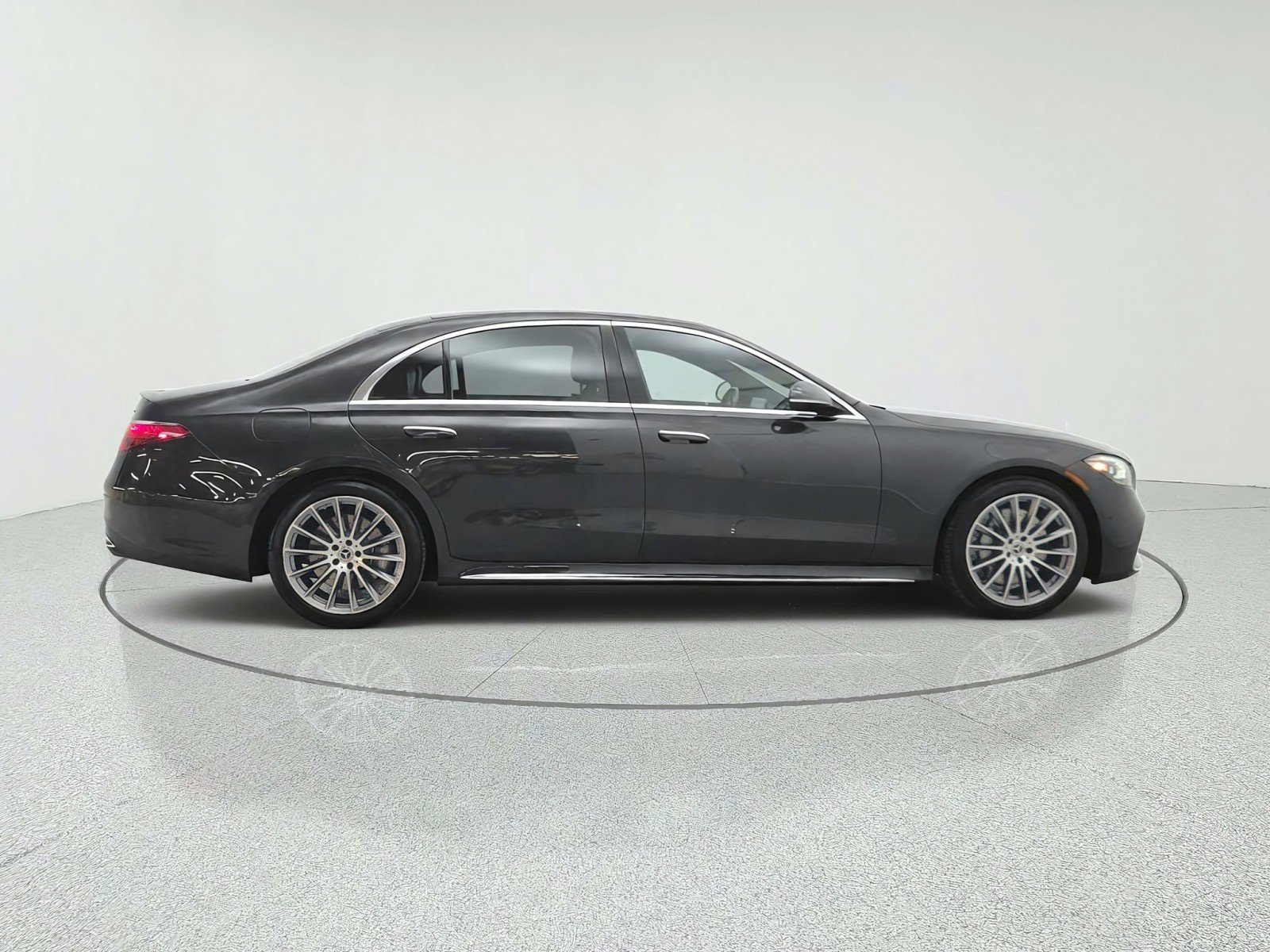 Certified Used 2025 Graphite Grey Metallic Mercedes-Benz S 580 4MATIC® Sedan image 4
