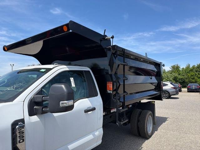 2025 Ford F-550 Super Duty Chassis Cab XL - Photo 31