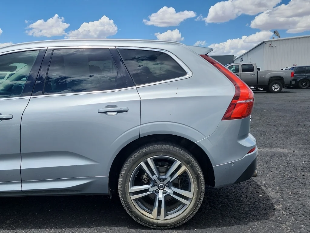 Used 2018 Electric Silver Metallic Volvo Momentum image 9
