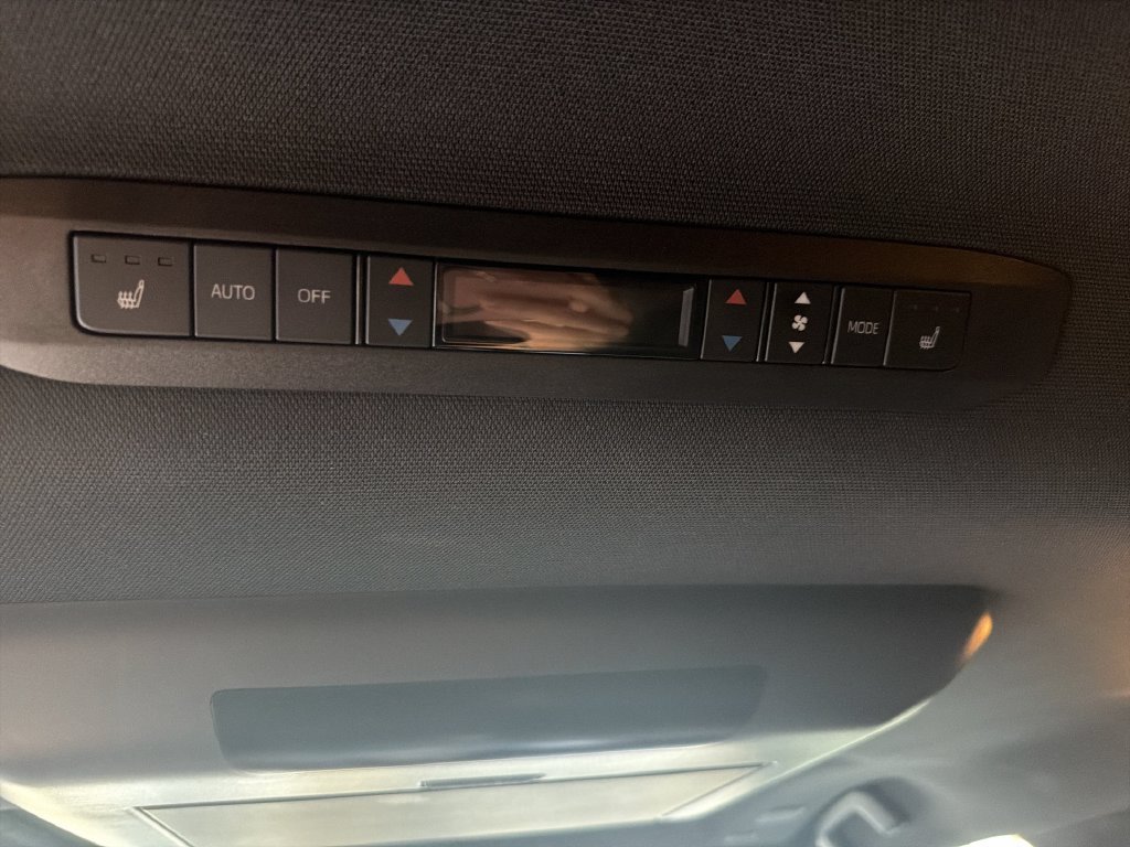 2025 Toyota Sienna Platinum - Photo 23