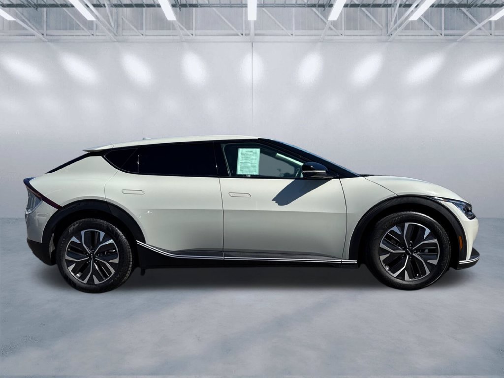 Used 2024 White Kia Light image 3
