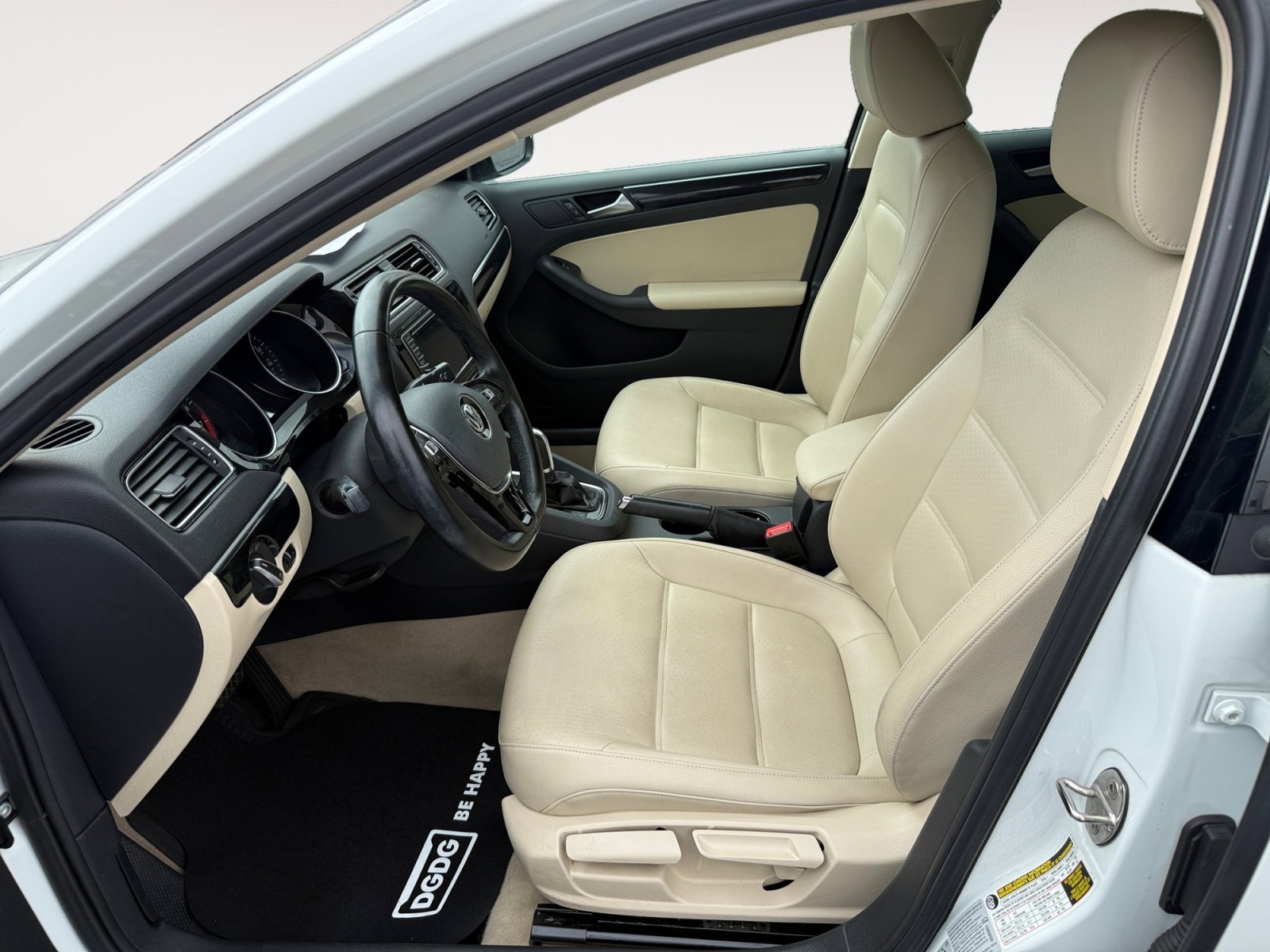 Used 2016  Volkswagen  image 10