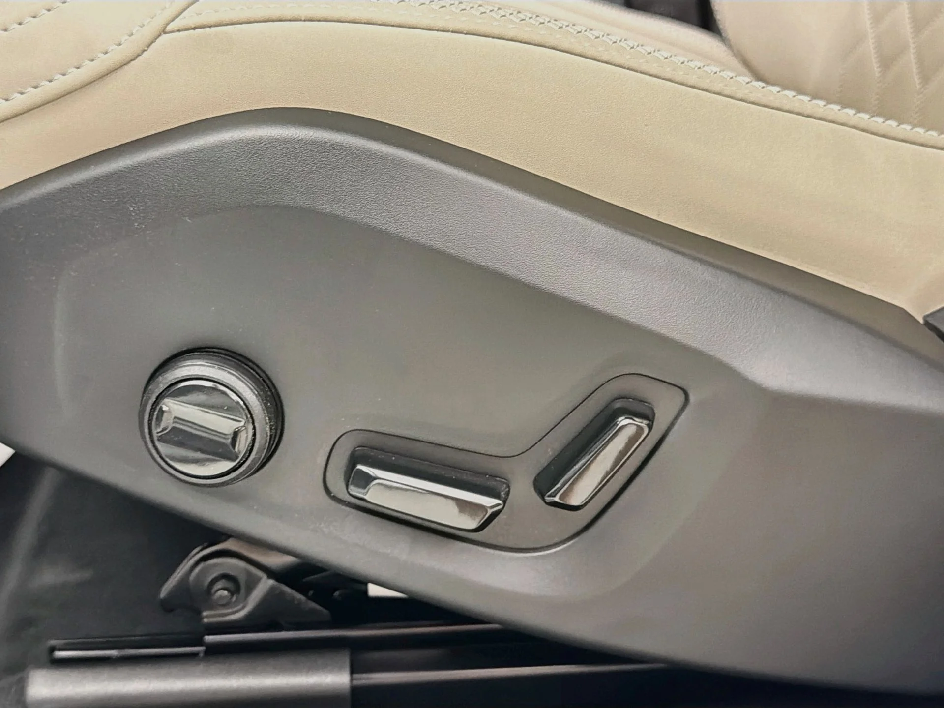 New 2026 Crystal White Volvo Plus image 19
