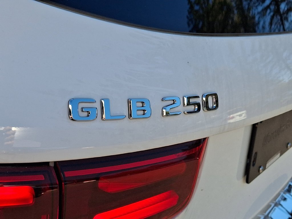 New 2026 Polar White Mercedes-Benz GLB 250 image 21