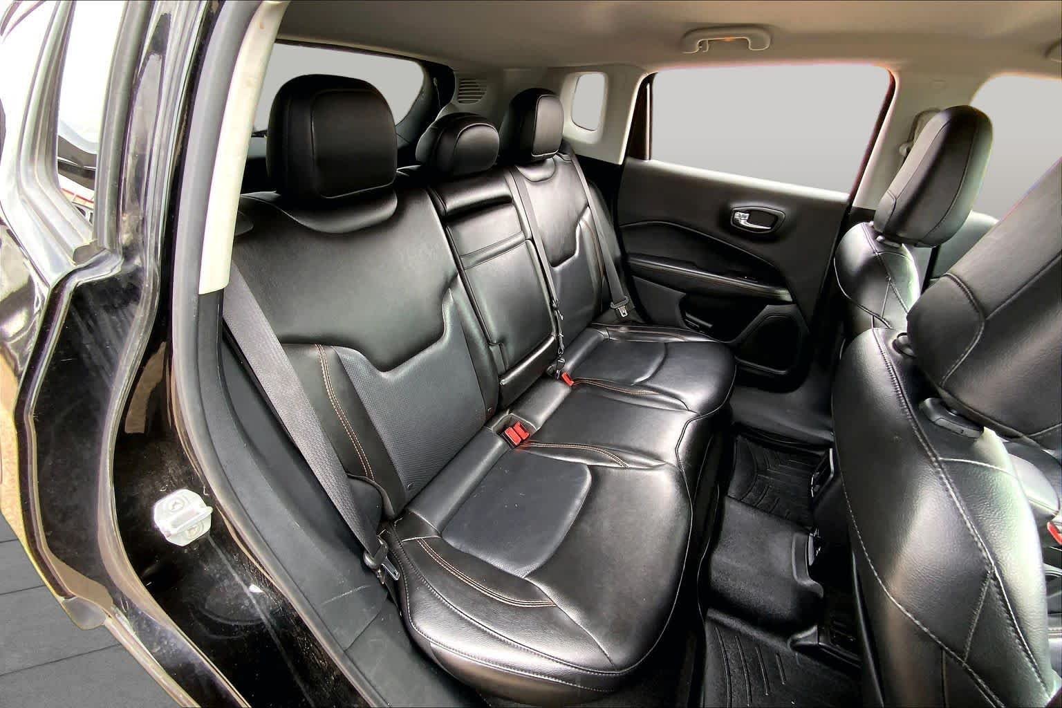 Used 2018 Diamond Black Crystal Pearlcoat Jeep Limited image 19