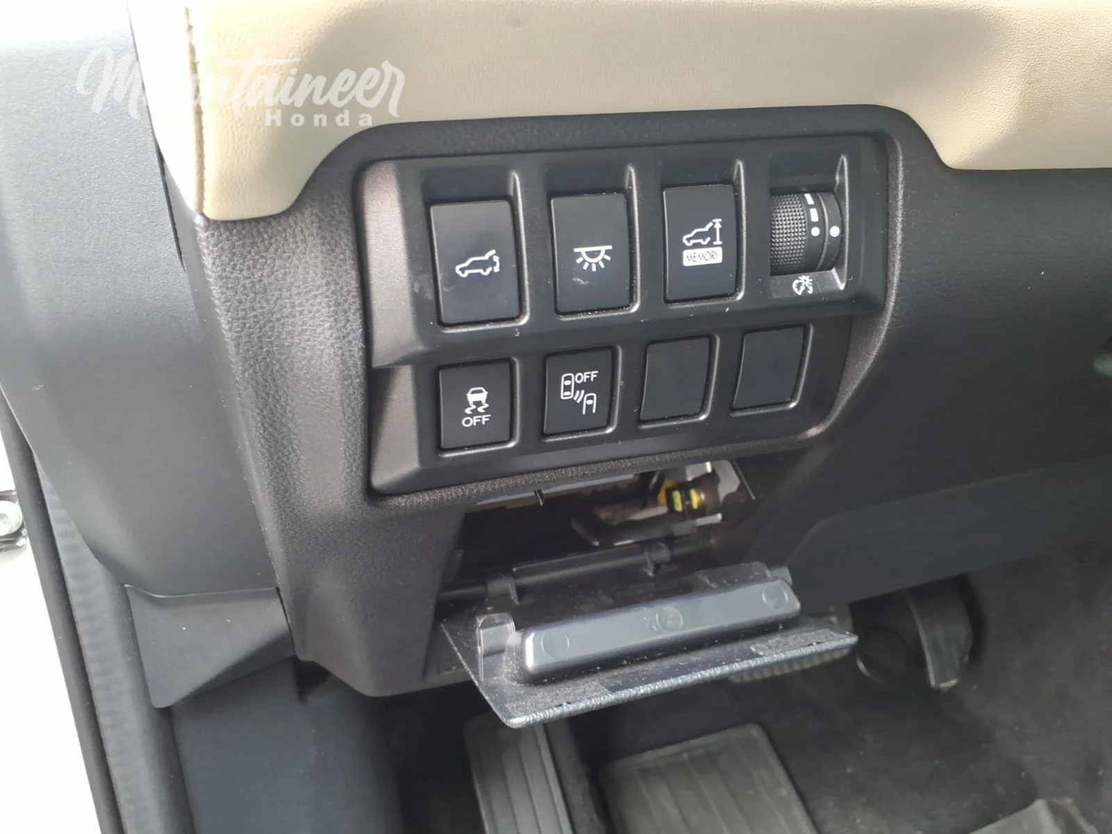 Used 2022 Crystal White Pearl Subaru Limited image 34