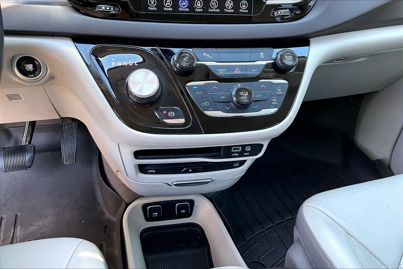 Used 2017 Tusk White Chrysler Touring-L Plus image 27
