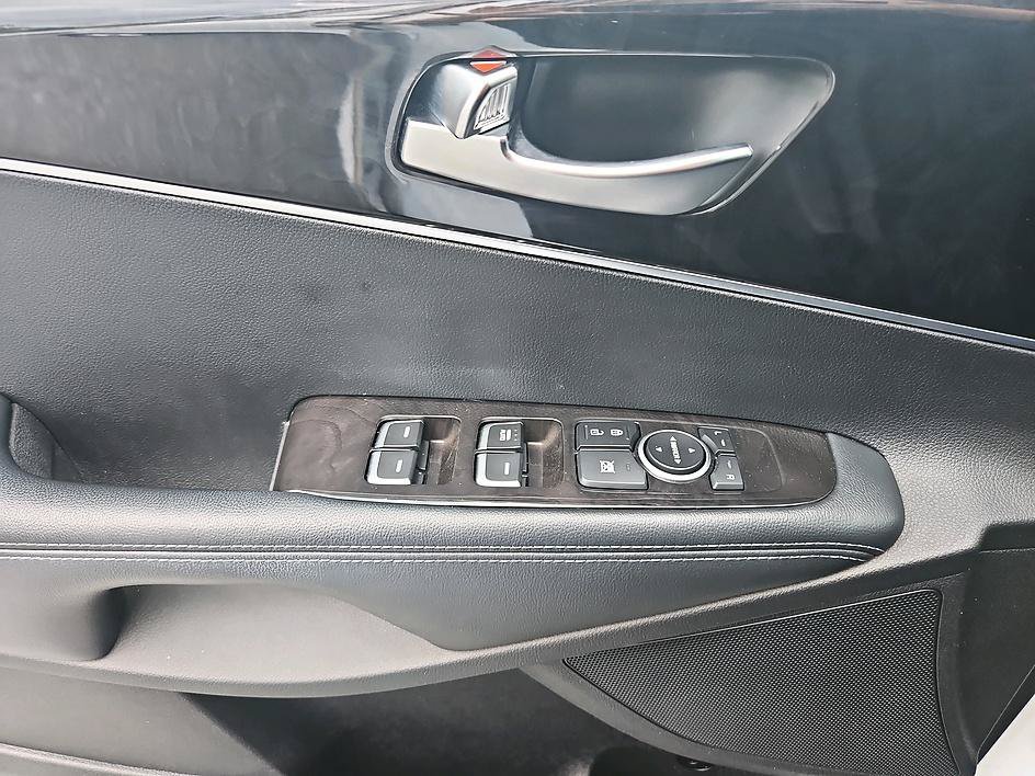 Used 2018 Snow White Pearl Kia LX V6 image 9