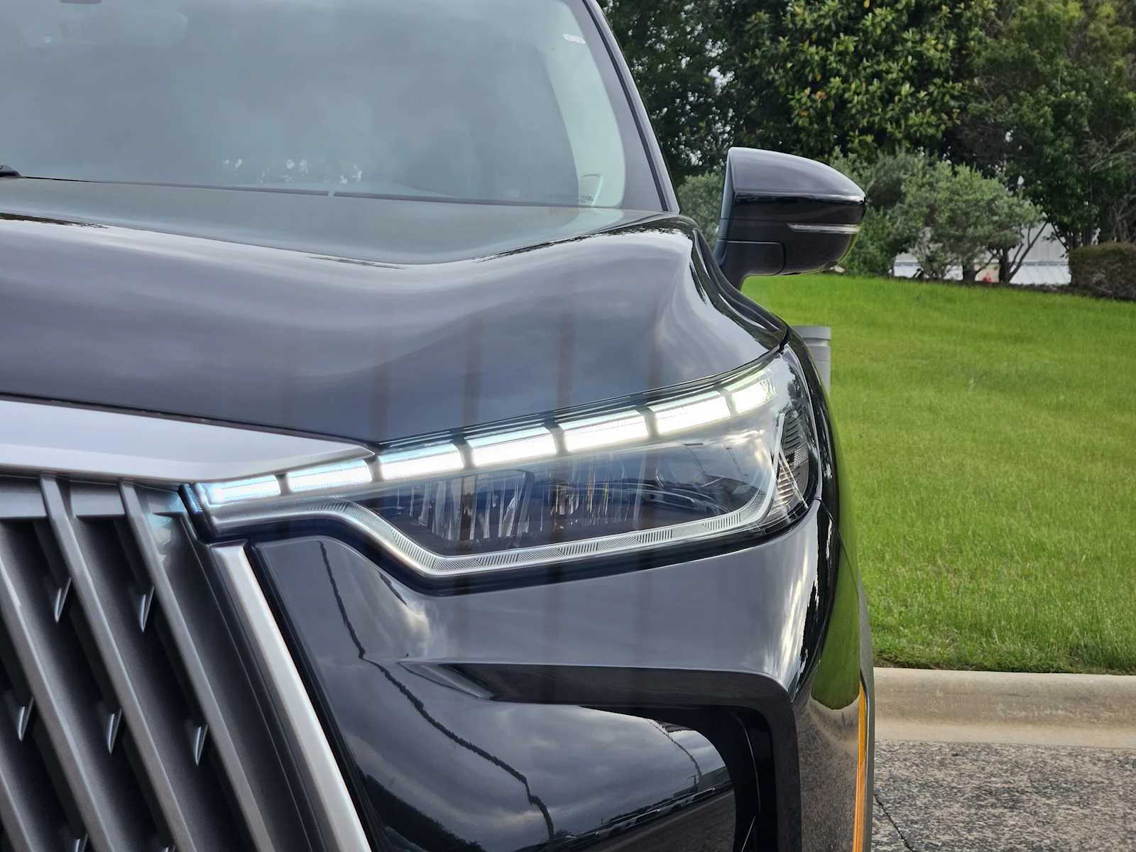 New 2026 MINERAL BLACK INFINITI Luxe FWD image 6