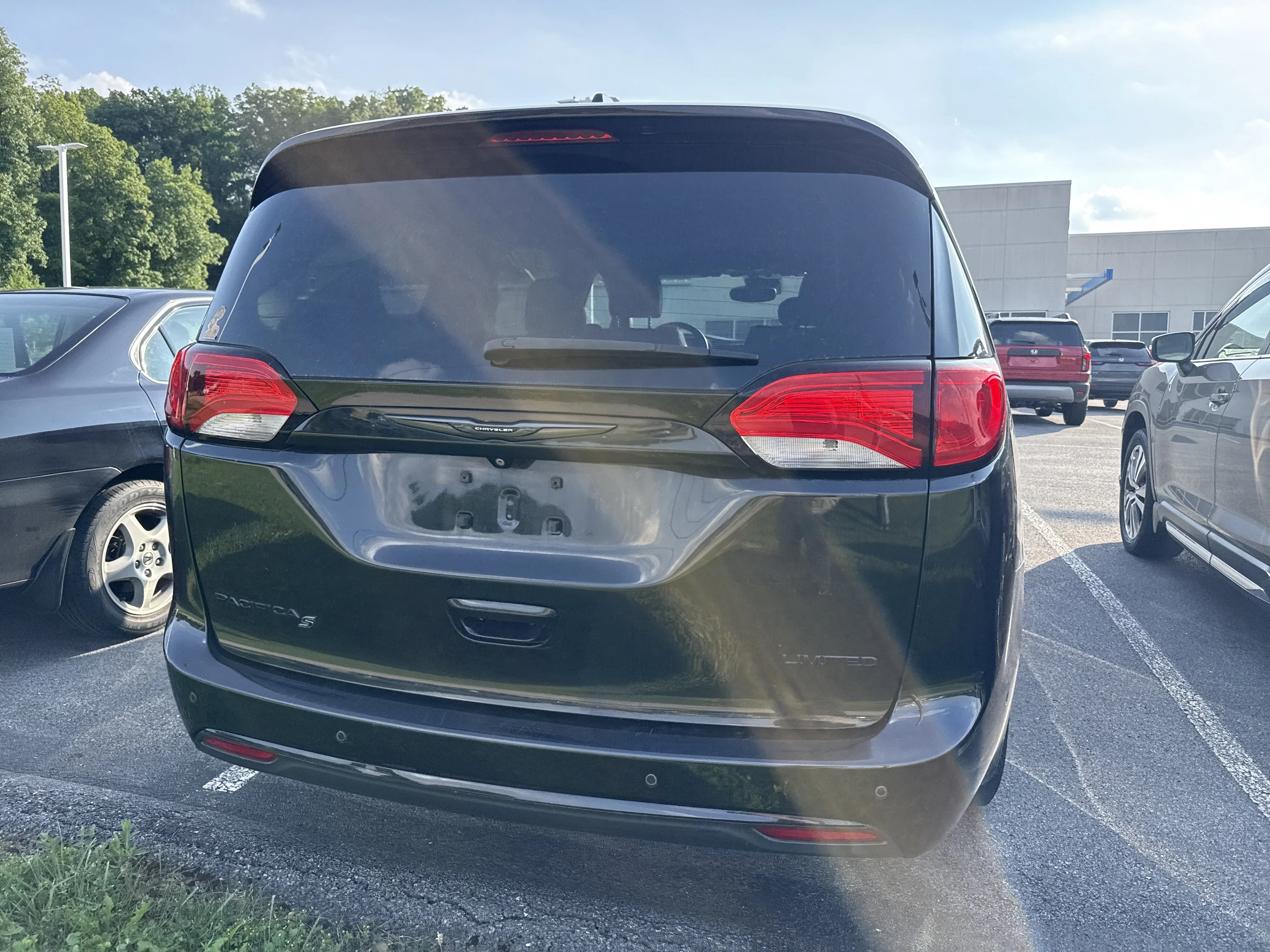 Used 2018 Brilliant Black Crystal Pearlcoat Chrysler Limited image 4