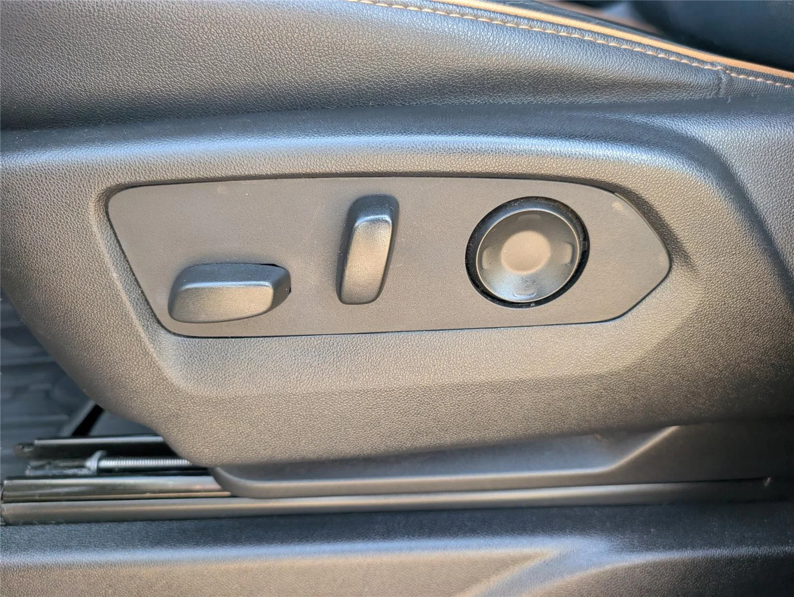 Used 2023 Sterling Metallic GMC AT4 image 12