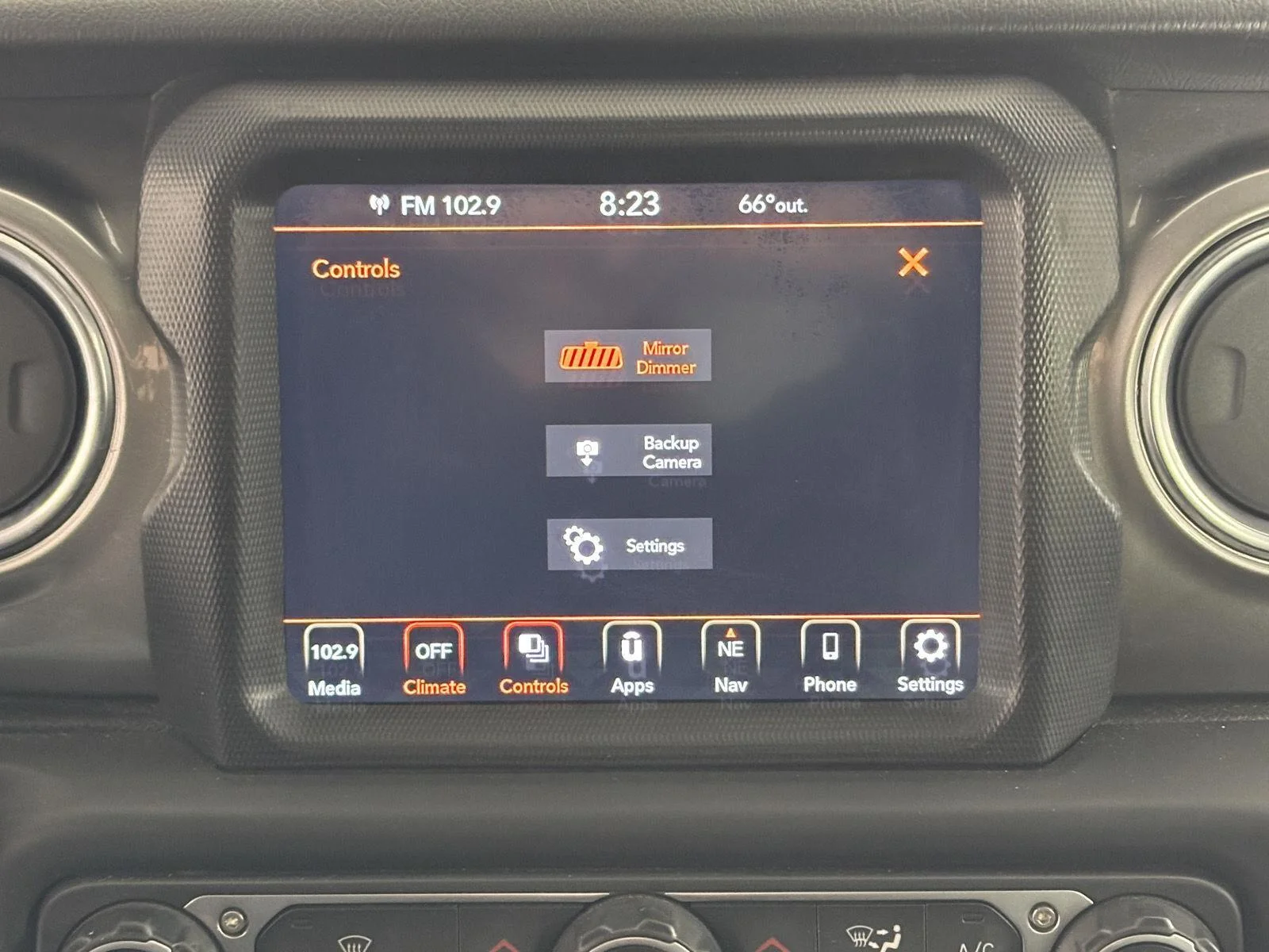 Used 2020 Billet Silver Metallic Jeep Sahara image 36