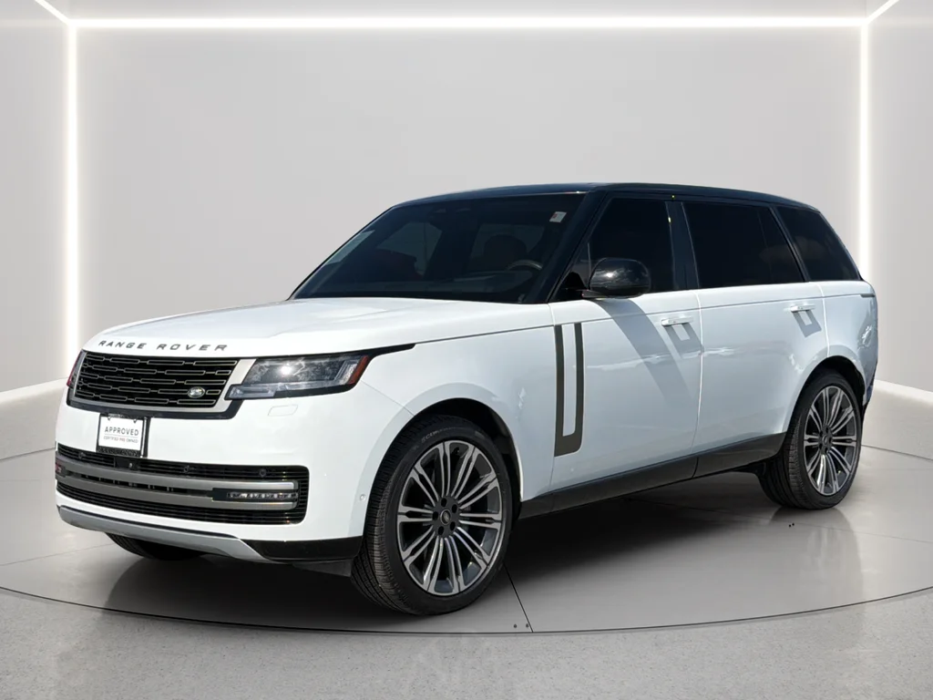 Used 2025 White Land Rover SE image 9