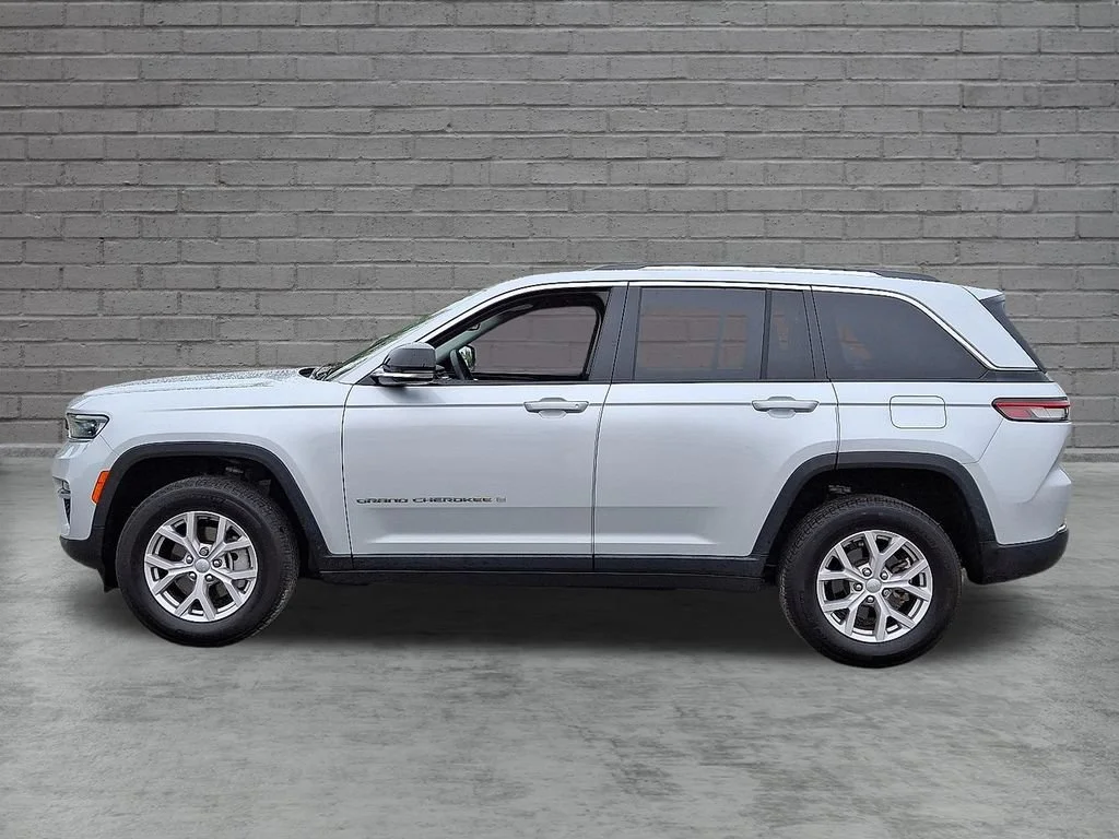Used 2022 Silver Jeep Limited 4x4 image 7