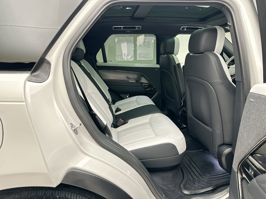 Used 2025  Land Rover Dynamic SE image 19