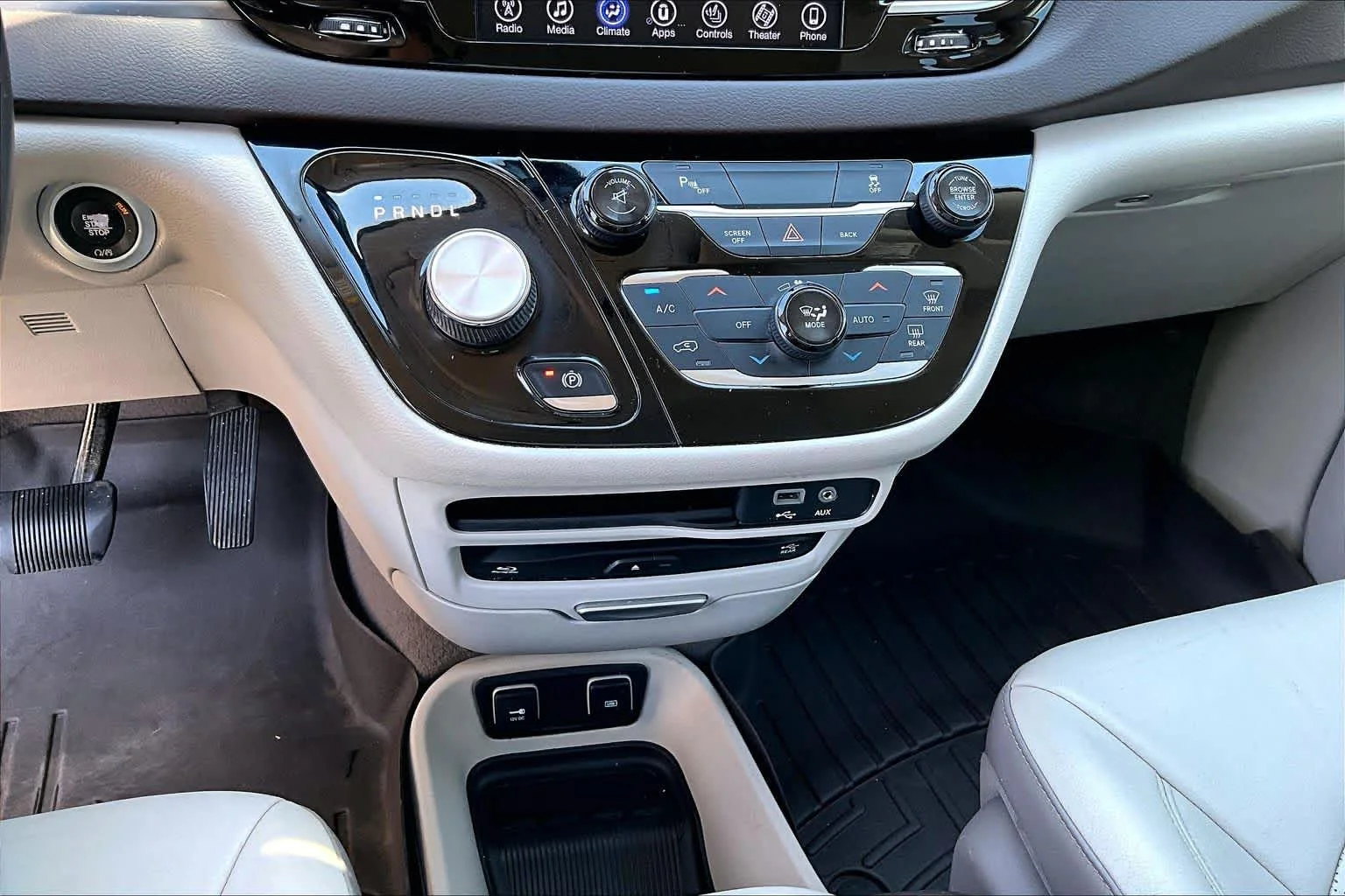 Used 2017 Tusk White Chrysler Touring-L Plus image 31