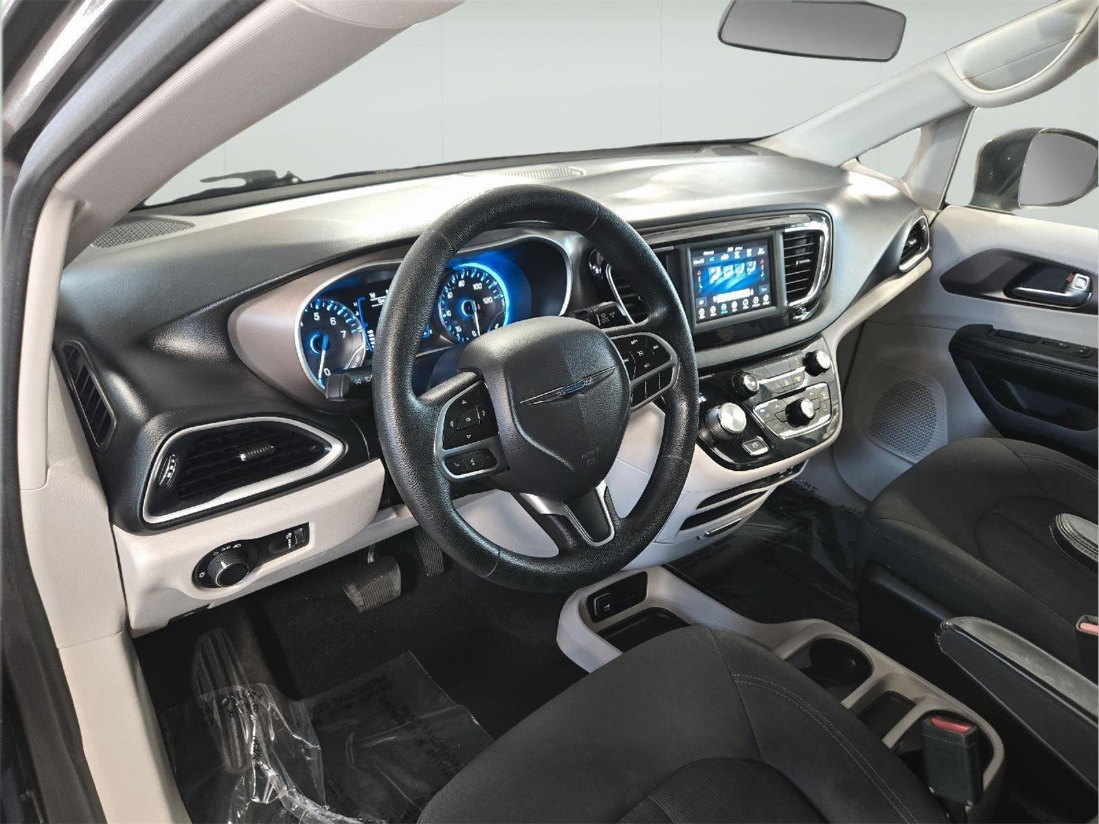 Used 2019 Granite Crystal Metallic Clearcoat Chrysler L image 35