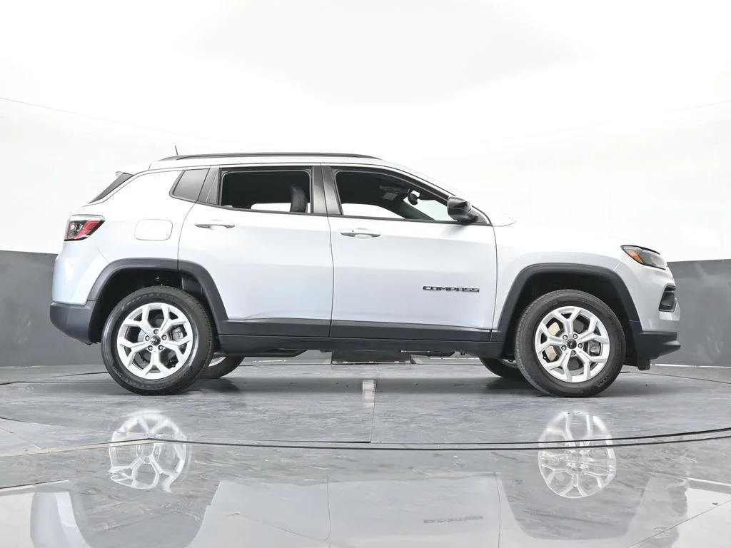 Used 2025 Silver Zynith Metallic Clearcoat Jeep Latitude image 30
