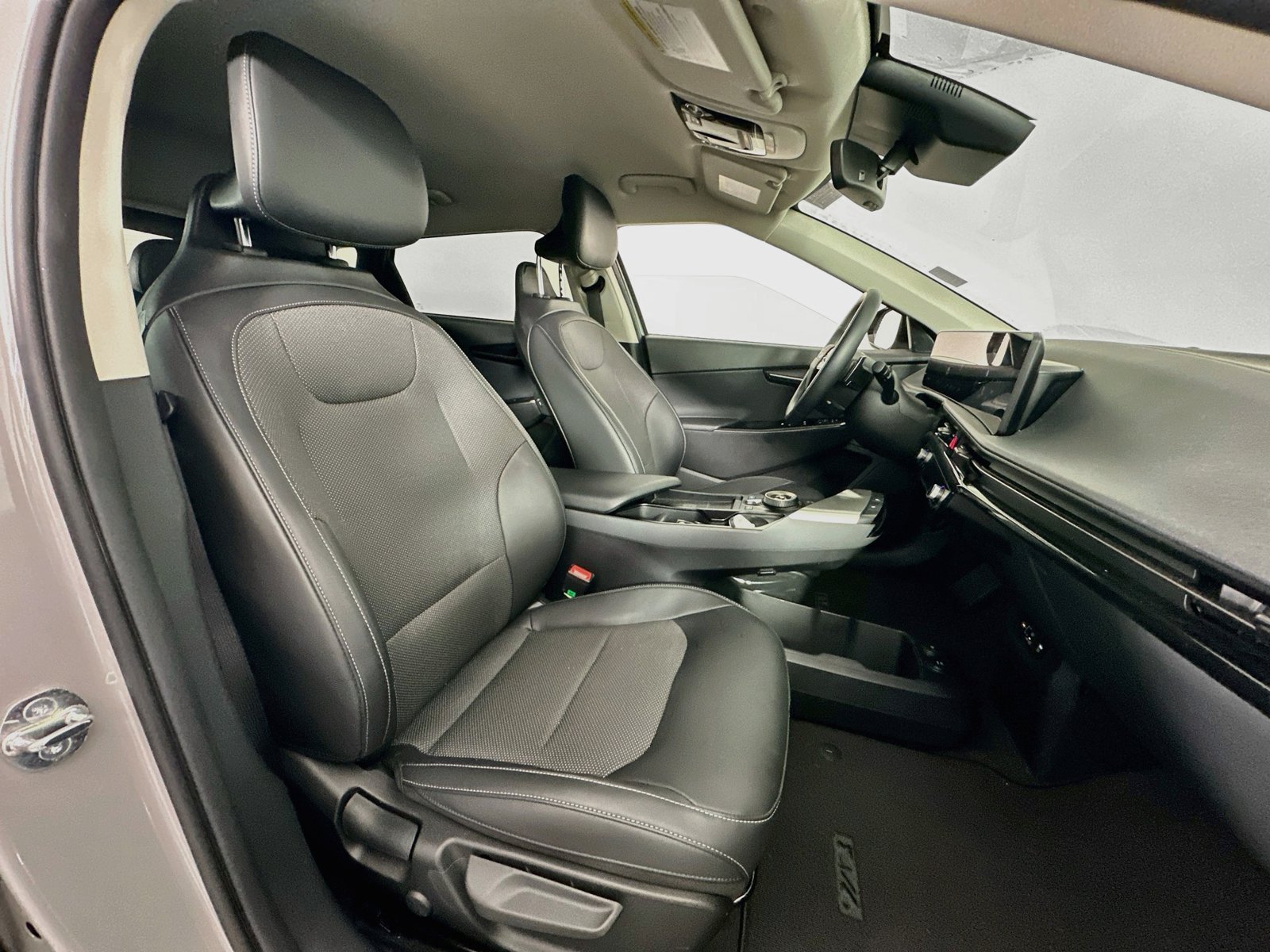 Used 2025 Wolf Gray Kia Light image 27