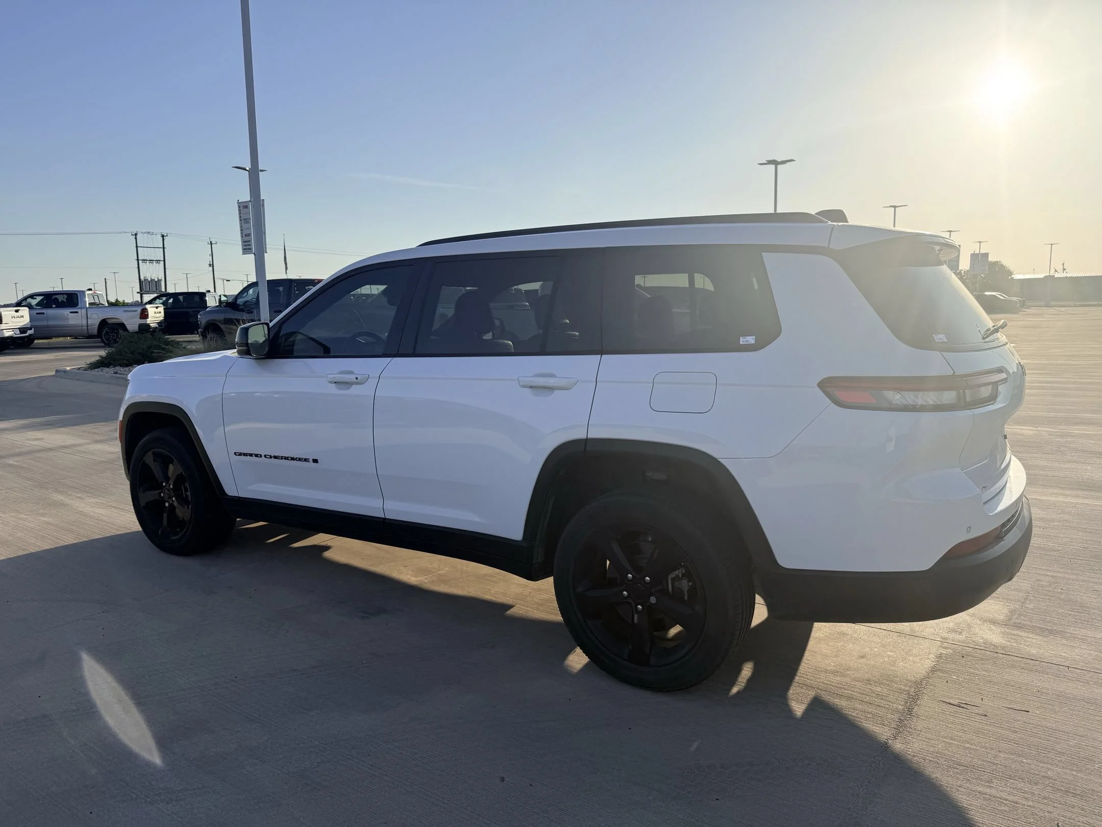 Used 2023 White Jeep Altitude image 7