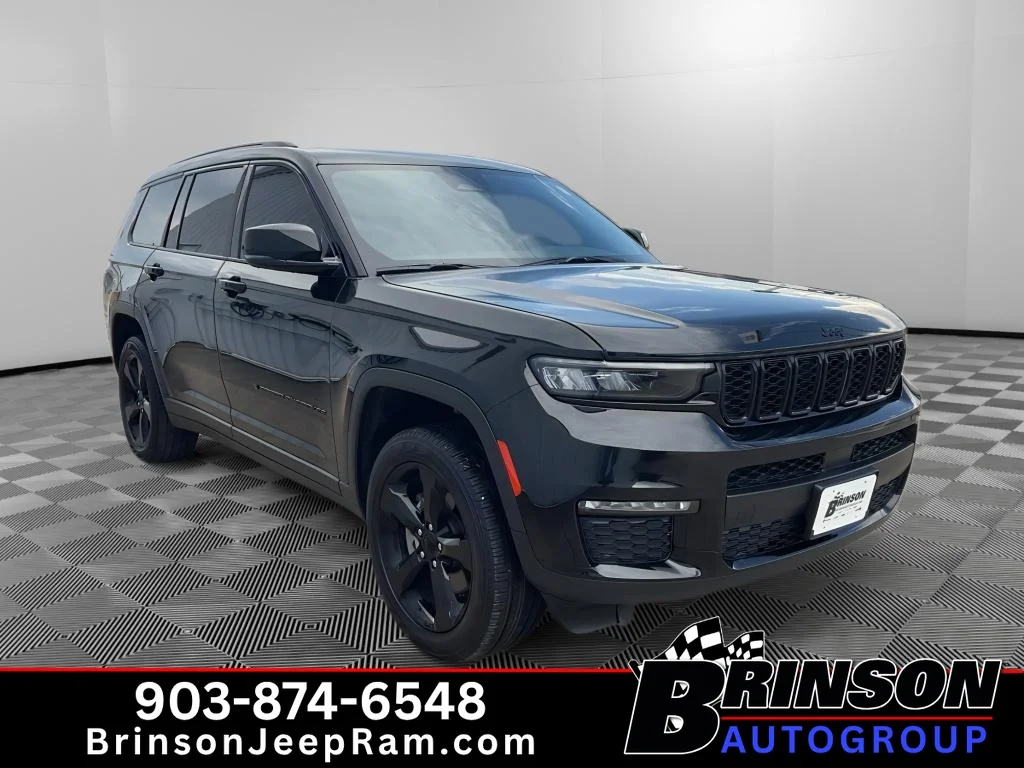 Used 2025 Diamond Black Crystal Pearlcoat Jeep Limited image 3