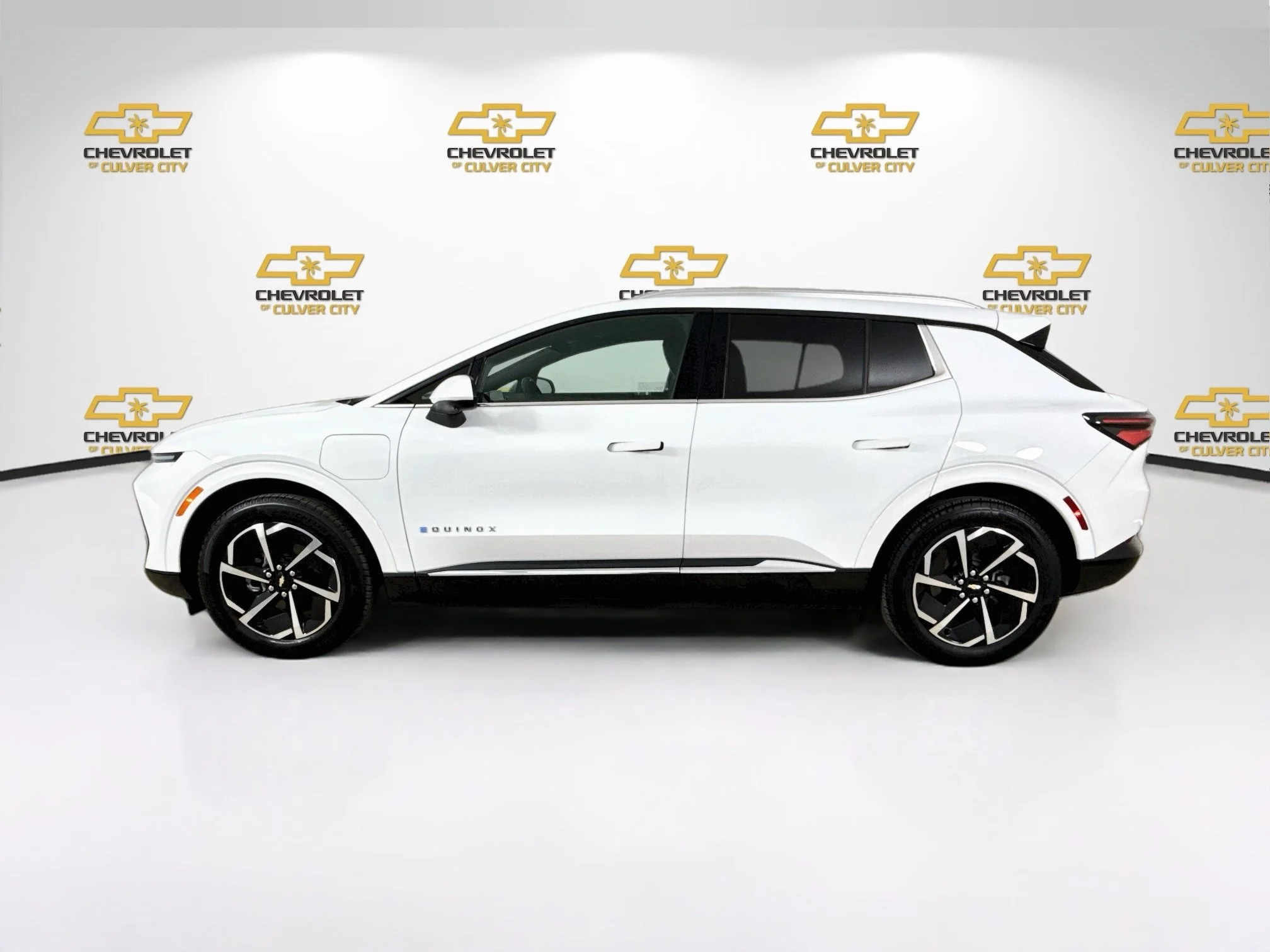 Used 2025 Summit White Chevrolet LT image 5