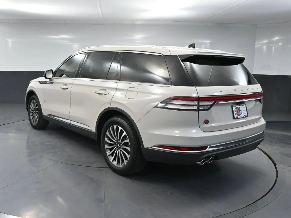Used 2023 White Lincoln Reserve image 6
