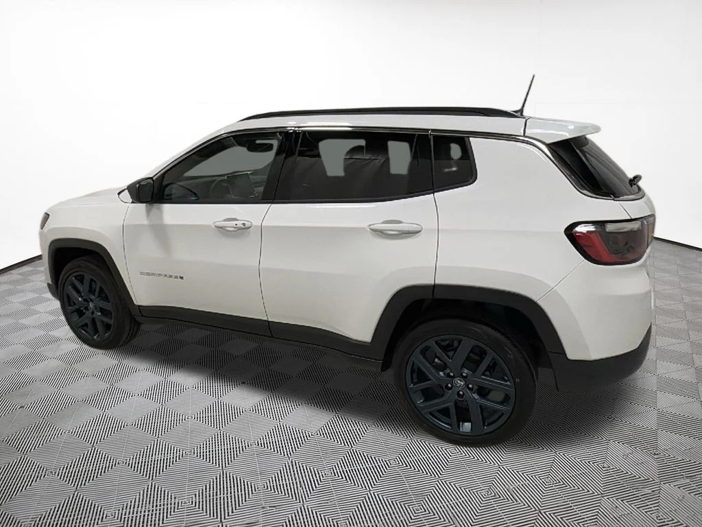 New 2026 Bright White Clearcoat Jeep Latitude image 12