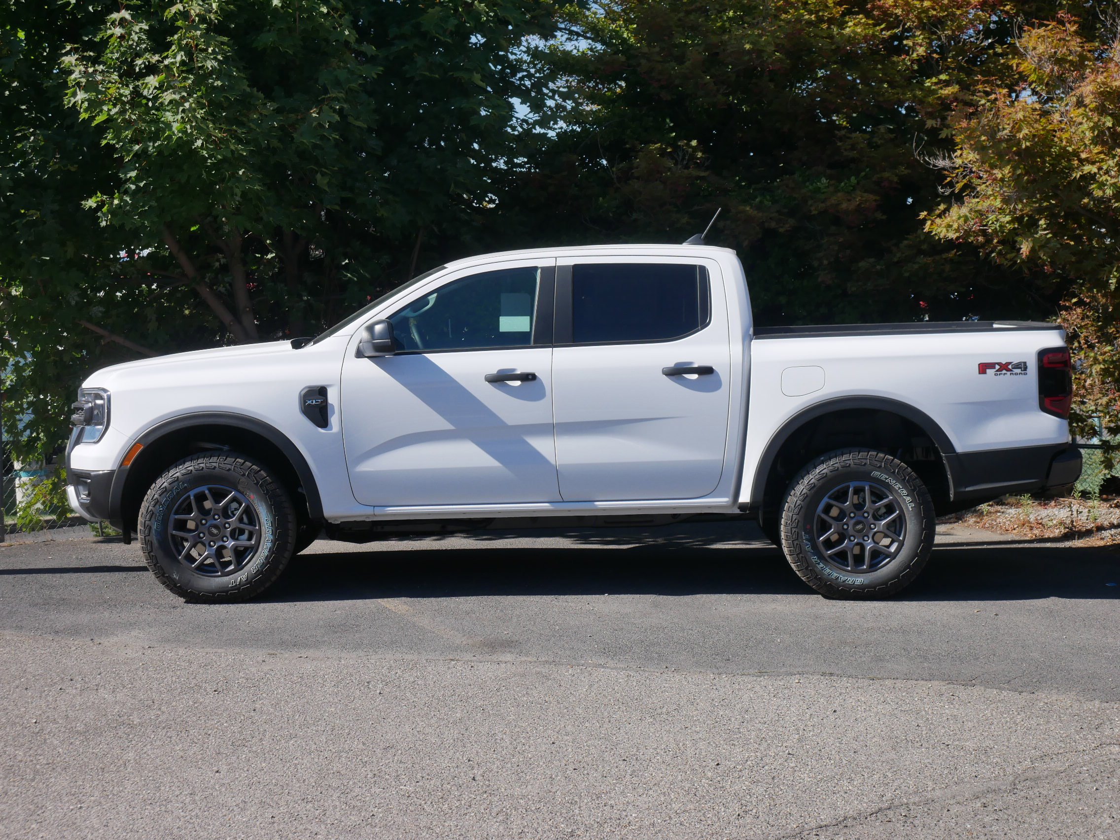 New 2025 Oxford White Ford XLT image 18