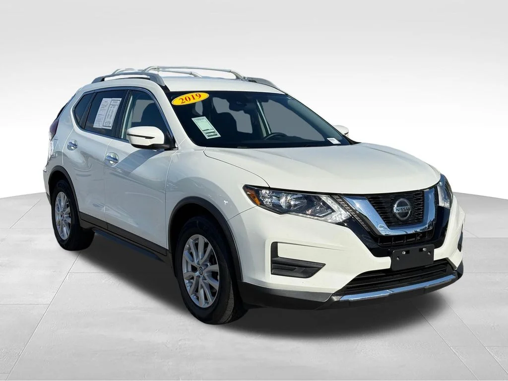 Used 2019 White Nissan S image 31