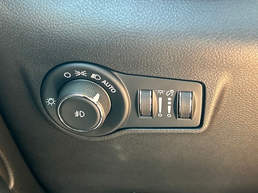 Used 2022 Silver Jeep Limited image 29