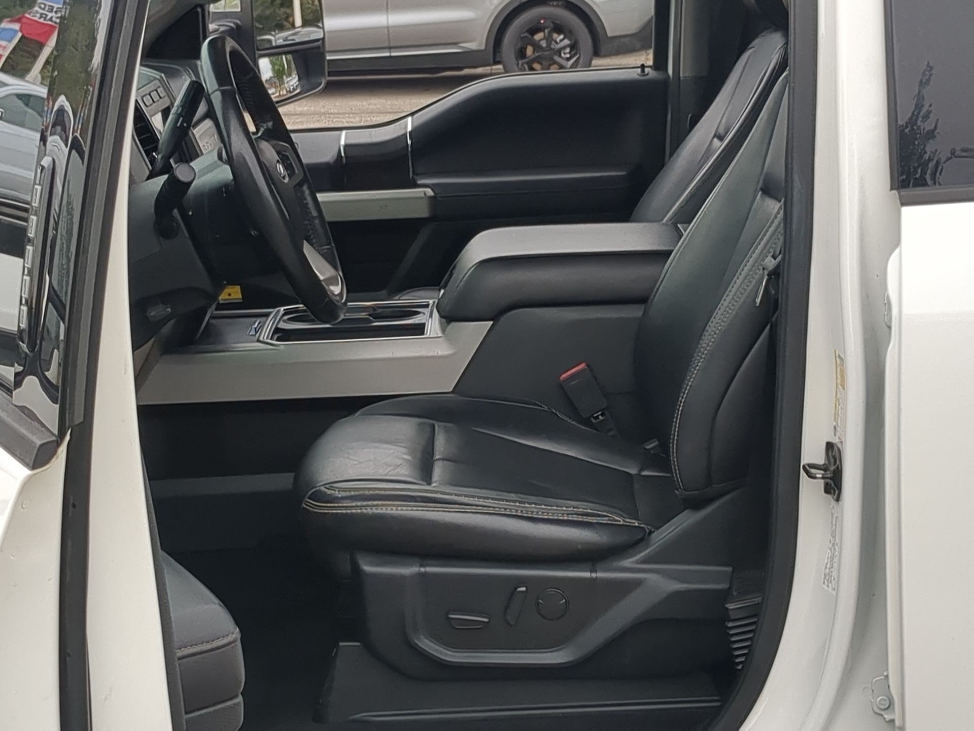 Used 2020 Star White Metallic Tri-Coat Ford LARIAT image 11