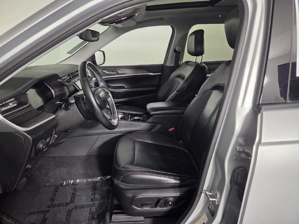 Used 2021 Silver Zynith Jeep Limited image 9