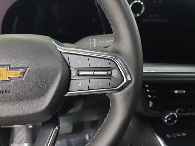 Used 2025 White Chevrolet LT image 18