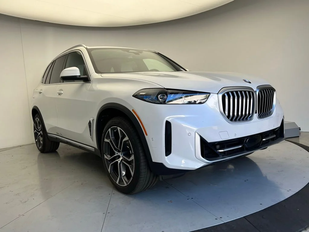 New 2026 Mineral White Metallic BMW xDrive40i image 2