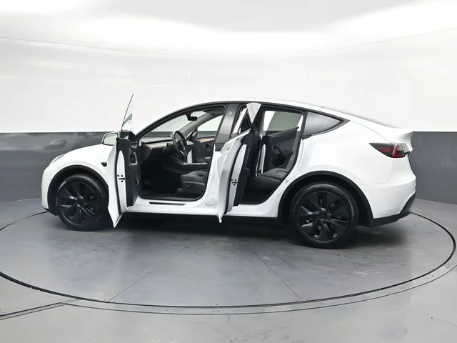 Used 2025  Tesla Long Range image 39