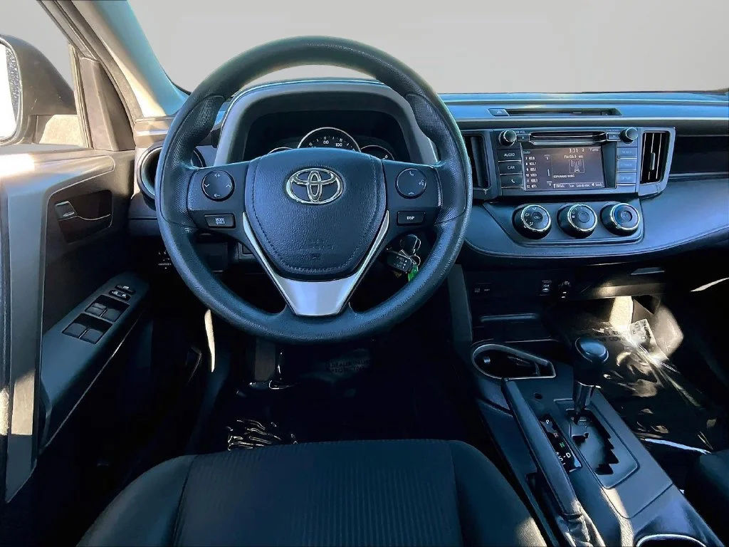 Used 2016 Silver Toyota LE image 9