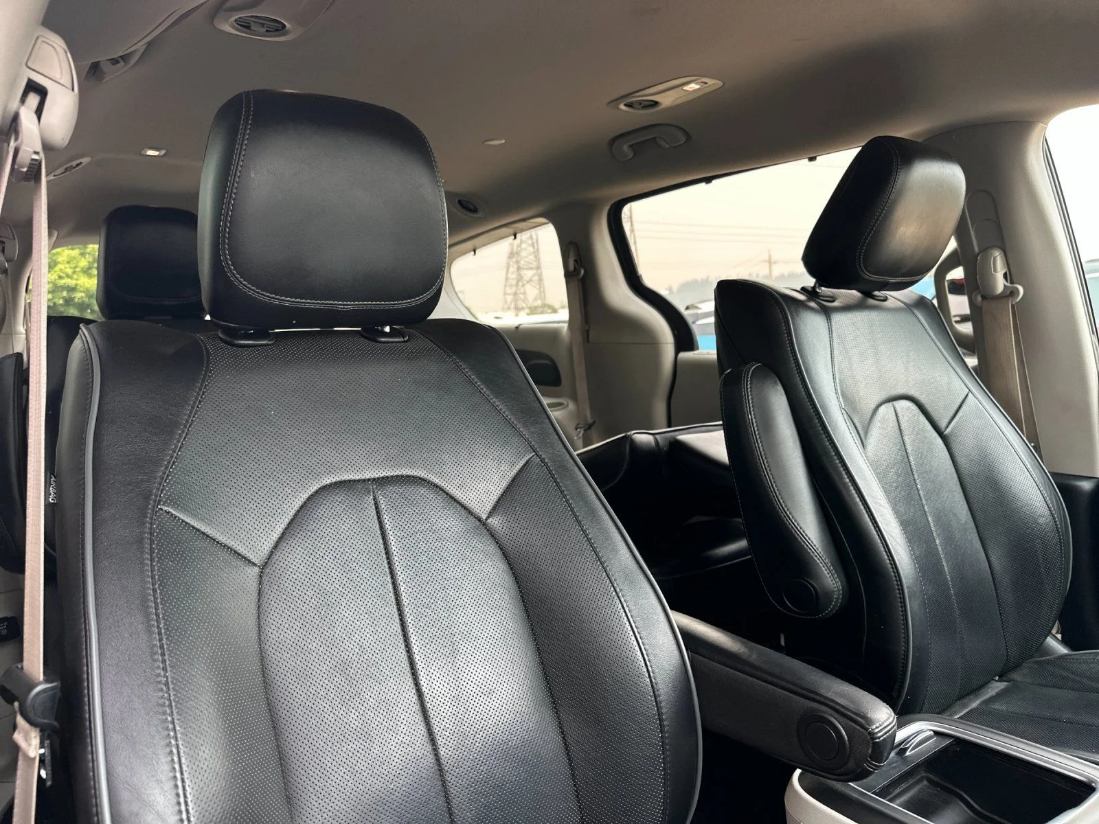 Used 2020 Ceramic Gray Clearcoat Chrysler Limited image 17