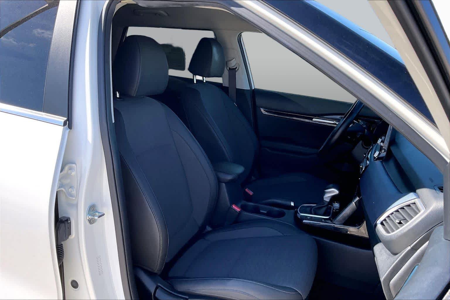 Used 2022 Clear White/Black Roof Kia S image 9